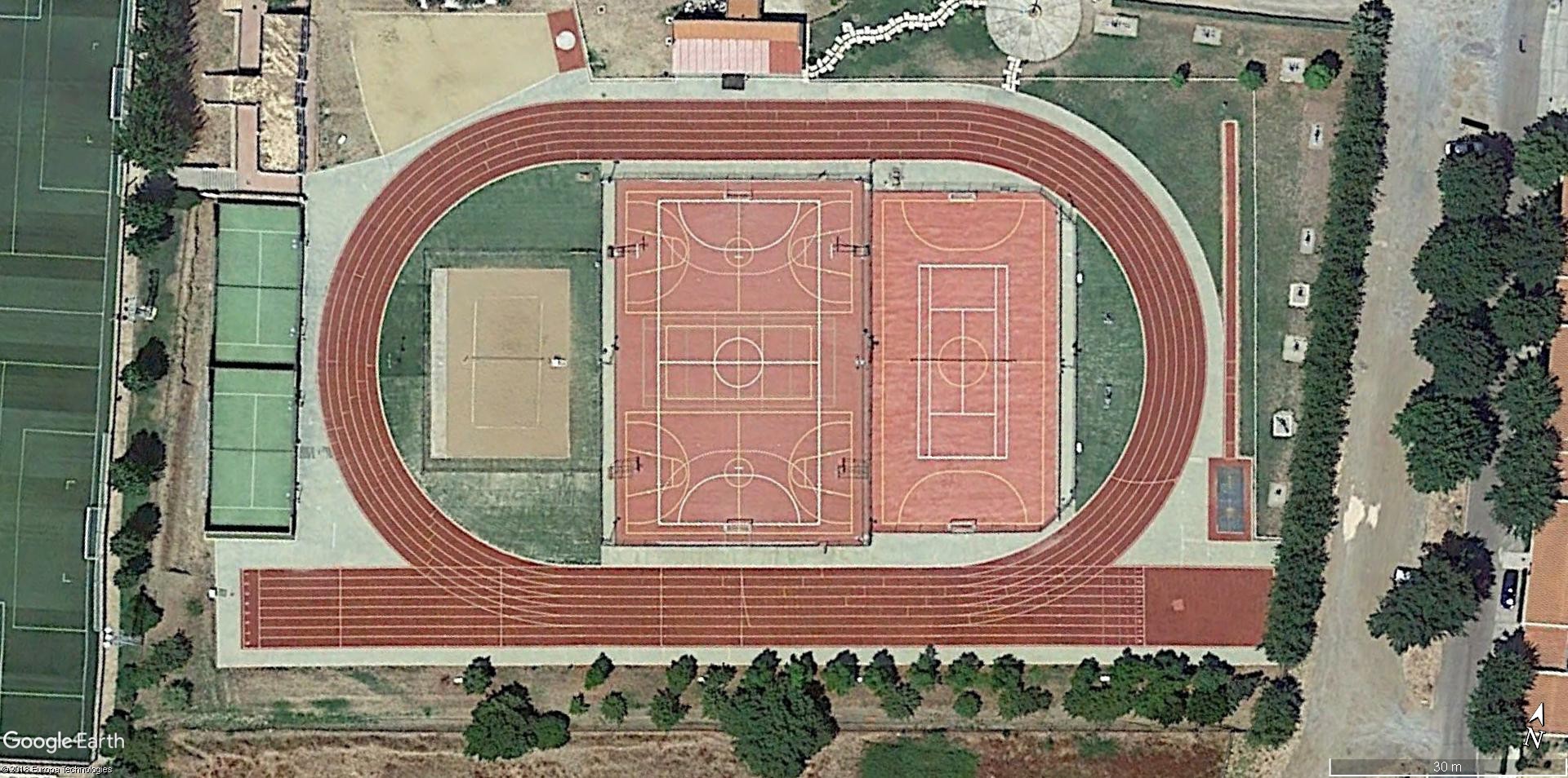 Vista aérea de la pista de atletismo de Aracena, con su actual pavimento.