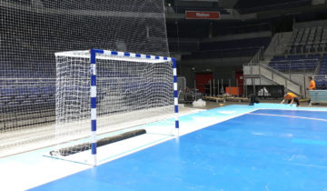 Instalación de las porterías Mondo-Tutigool en el WiZink Center de Madrid, antes del partido entre las selecciones de fútbol sala de España y Brasil.