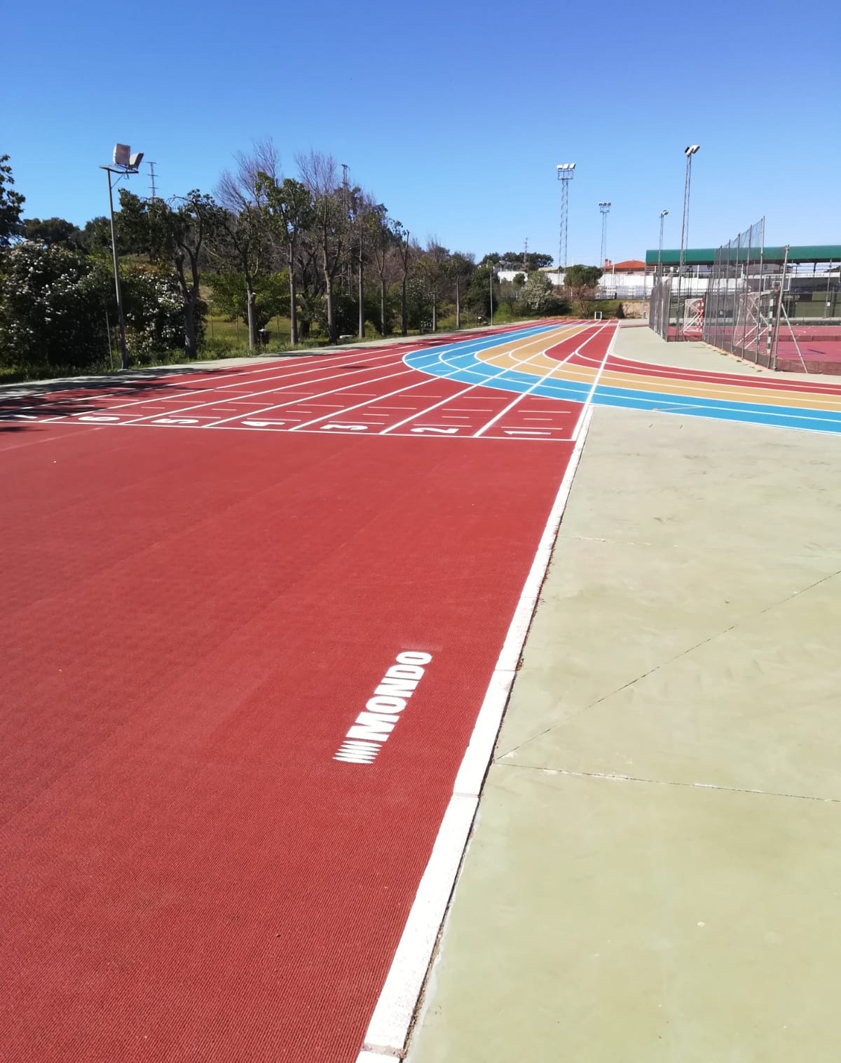 Aracena recupera su singular pista de atletismo, equipada con Sportflex