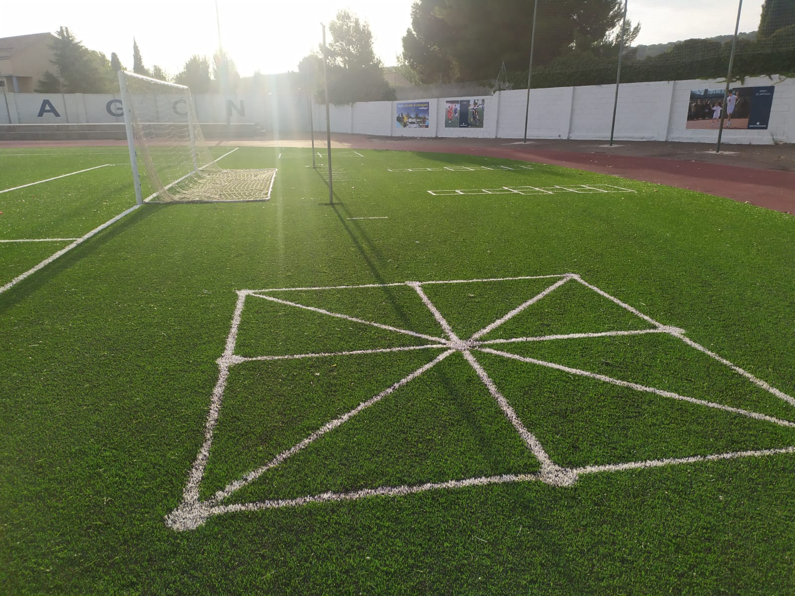 Fútbol… y rayuela: cómo aprovechan el césped de Mondo en el Colegio