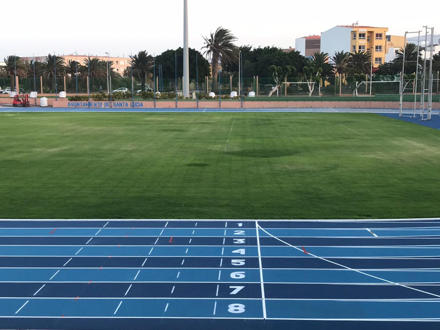Canarias inaugura la renovada pista de atletismo de Vecindario