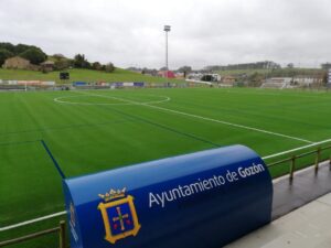 El campo de fútbol de Balbín, en Luanco, ya luce su nuevo sistema de