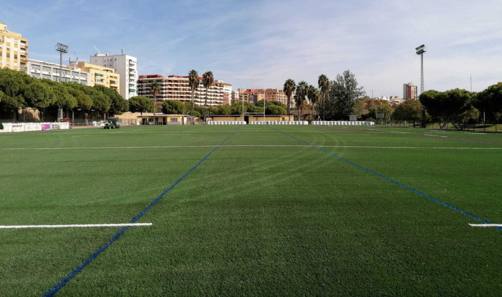 Campo de rugby del Tramo V del cauce del río Turia, en Valencia, renovado con césped DUAL de Mondo con subbase elástica.