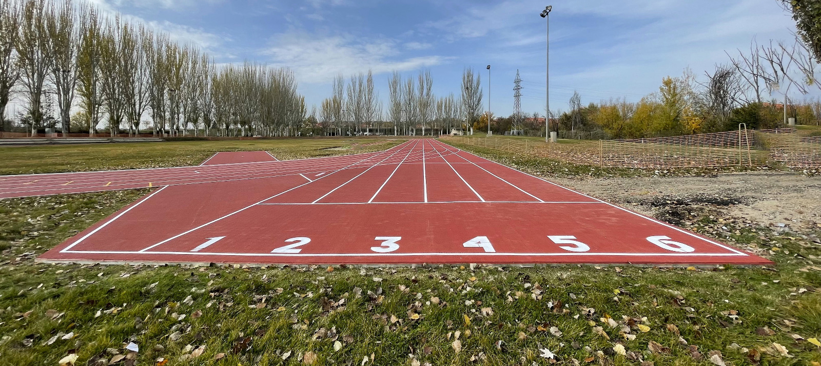 Pista de atletismo del Complejo Deportivo Salas Bajas de la Universidad de Salamanca, equipado con pavimento Sportflex Super X 720 de Mondo