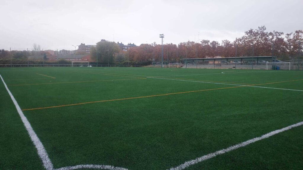 Campo de fútbol del complejo deportivo ‘Prado Santo Domingo’ de Alcorcón, equipado con césped X3 de Mondo.