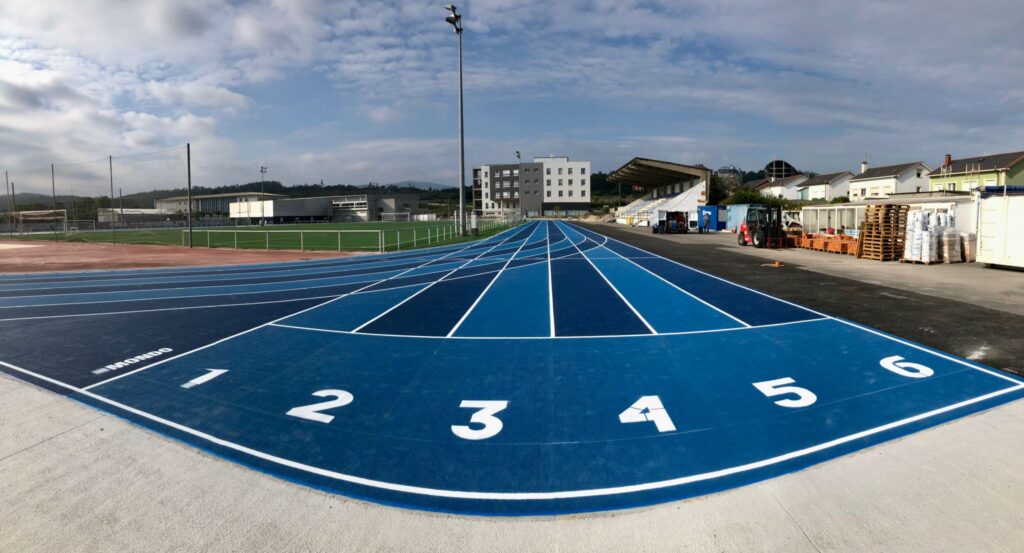 Estadio Municipal de A Veiga, ubicado en la localidad de San Cibrao, equipado con pavimento Sportflex Super X 720 de Mondo