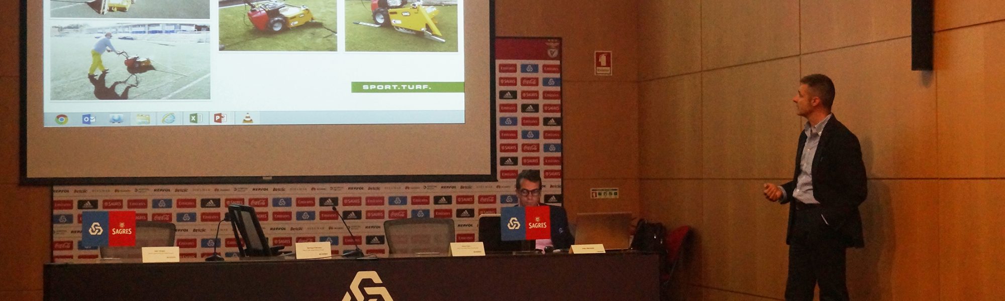 Jesús Catón, director del Área de Césped Artificial de Mondo Ibérica, explica el sistema de retirada en el Caixa Futebol Campus del Sport Lisboa e Benfica.
