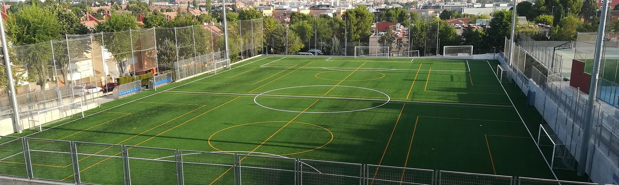 En el Colegio Aldovea (Alcobendas, Madrid), Mondo retiró el anterior césped del campo de fútbol 11 con el sistema de renovación sostenible y lo sustituyó por un sistema de césped artificial Mondoturf.
