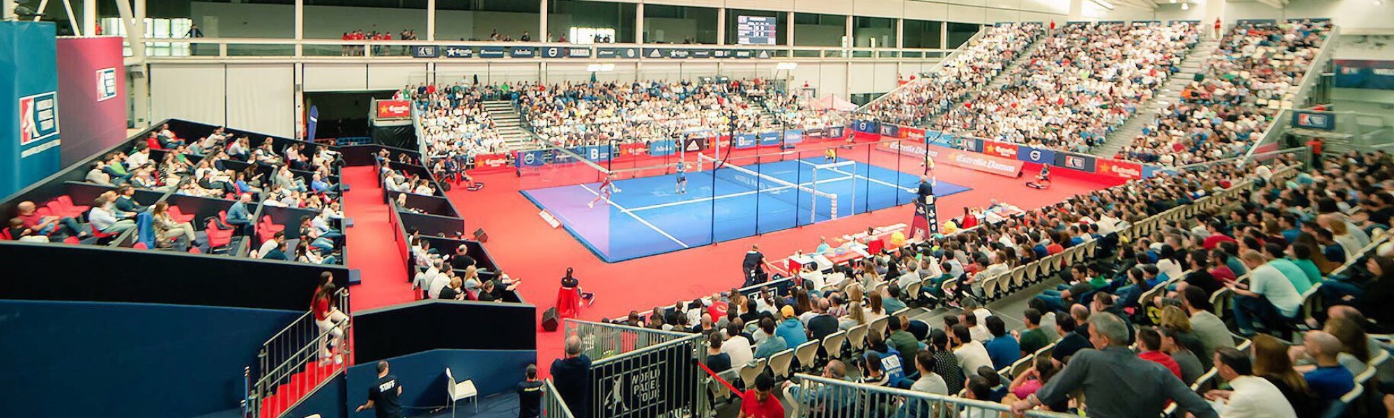Pista central del Open de A Coruña del WPT, equipada con STX Supercourt.