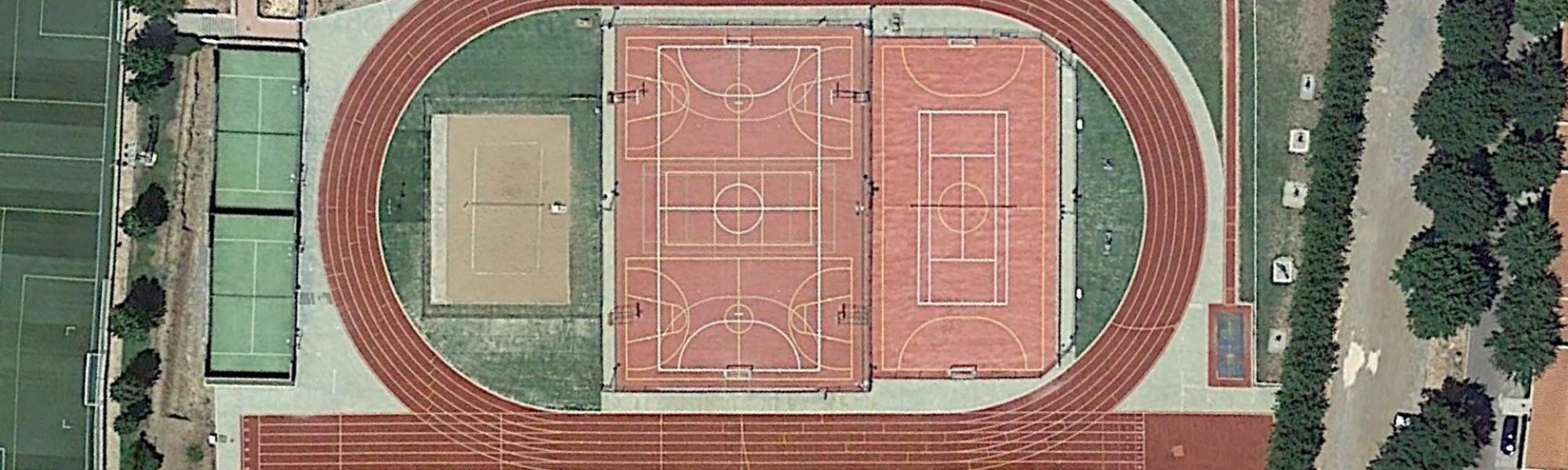 Vista aérea de la pista de atletismo de Aracena, con su actual pavimento.