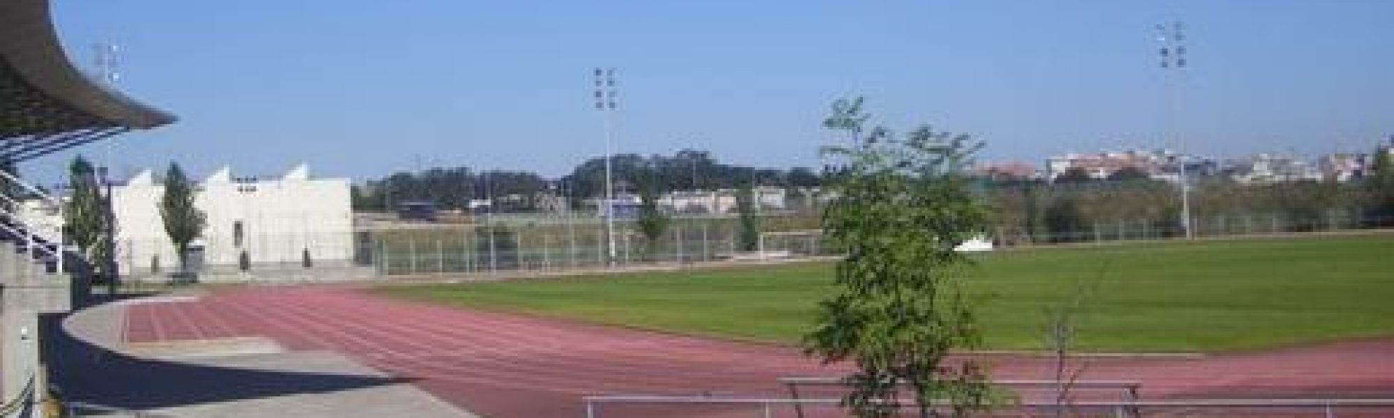 Estado actual de la pista de atletismo de Elviña, cuyo pavimento se renovará con Sportflex SX 720.