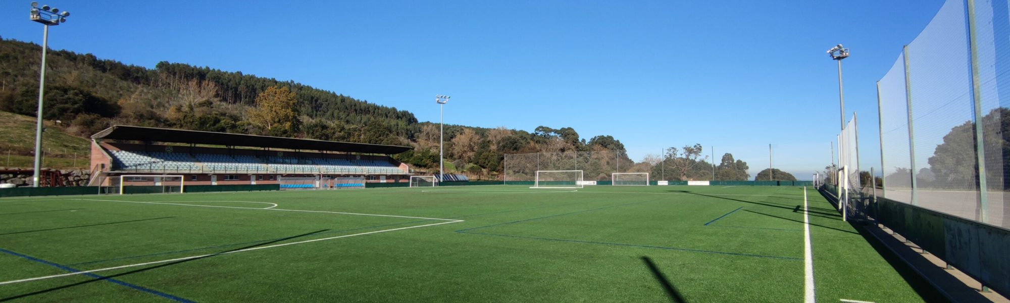 Campo de fútbol de Arnuero (Castillo Siete Villas), equipado con césped DUAL XN y equipamientos de Mondo