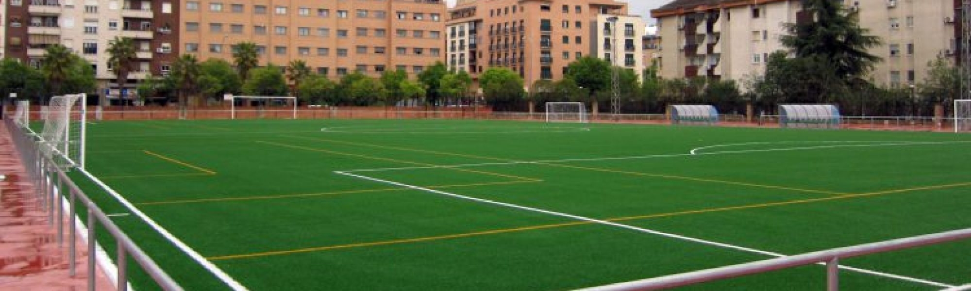 Campo de fútbol del Colegio Salesianos Ramón Izquierdo de Badajoz, también equipado con césped Mondo.