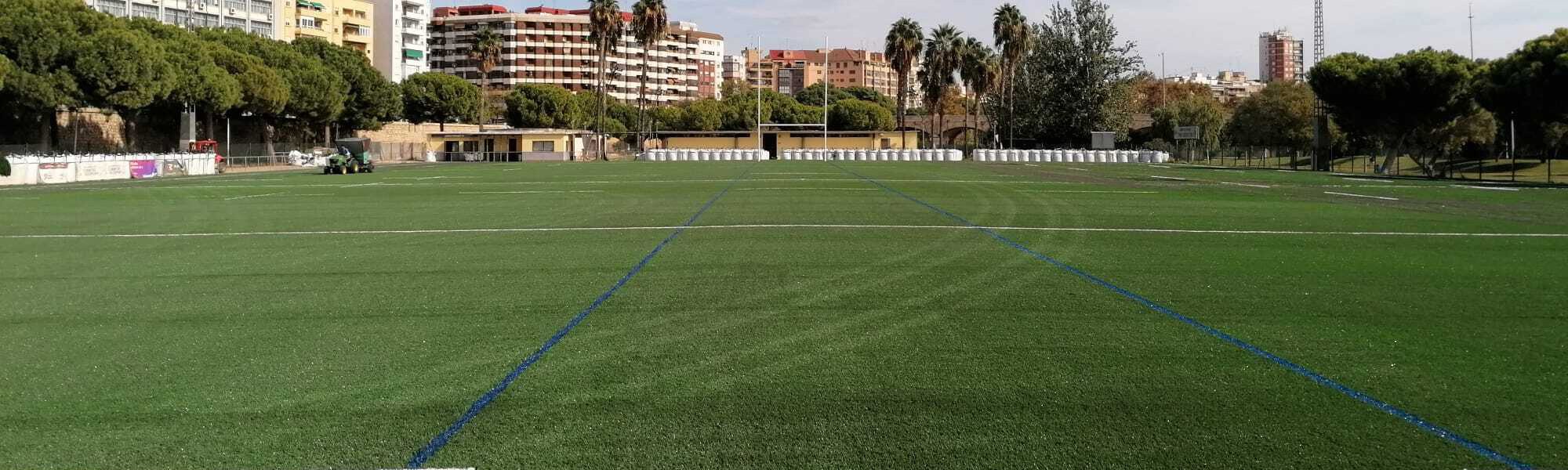 Campo de rugby del Tramo V del cauce del río Turia, en Valencia, renovado con césped DUAL de Mondo con subbase elástica.