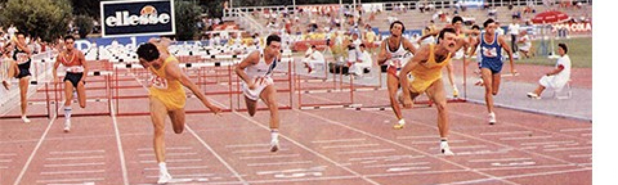 Campeonato de España Absoluto de Atletismo 1987, disputado en el Estadi Municipal Joan Serrahima de Barcelona: Javier Moracho (derecha) imponiéndose en la linea de meta a Carlos Sala (izquierda) y batiendo el récord de España con 13.42. Su récord se mantuvo durante casi 19 años. Foto: RFEA