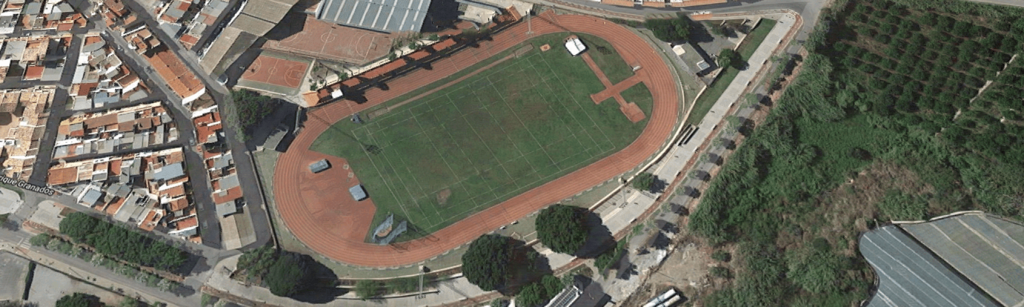 Vista actual de la pista de atletismo del Estadio Emilio Hidalgo de Motril.