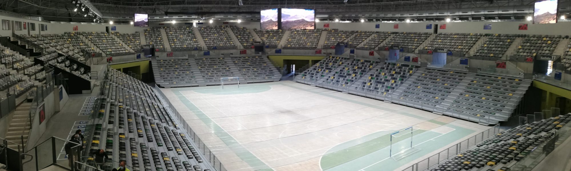 El Olivo Arena de Jaén, equipado con gradas telescópicas, Mondo Smart Systems, cubo led, pantallas led, cortinas divisorias y equipamiento deportivo de Mondo