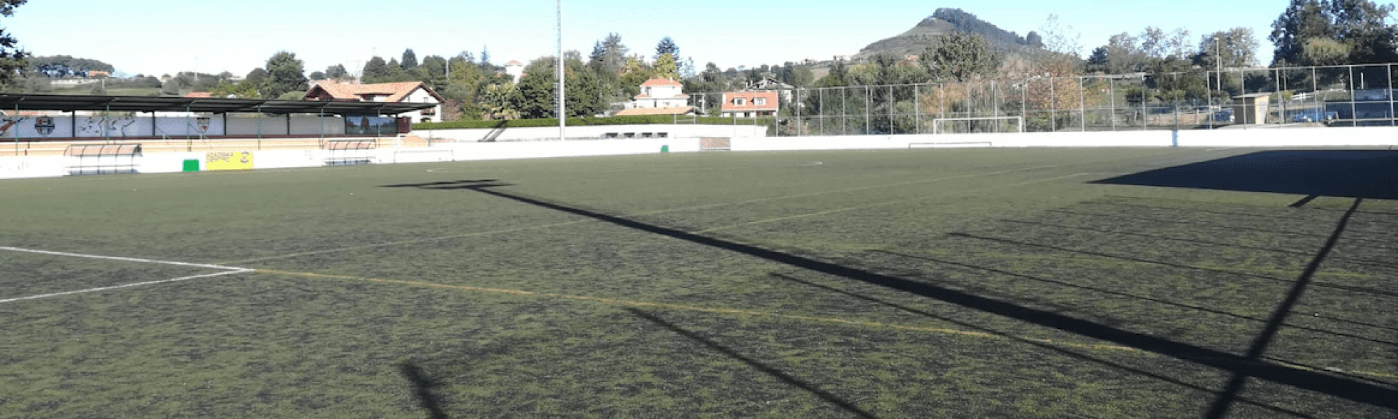 El campo de fútbol ‘Pepín Cadelo’ de Puente San Miguel, con el anterior césped. En las próximas semanas estrenará césped Mondo.
